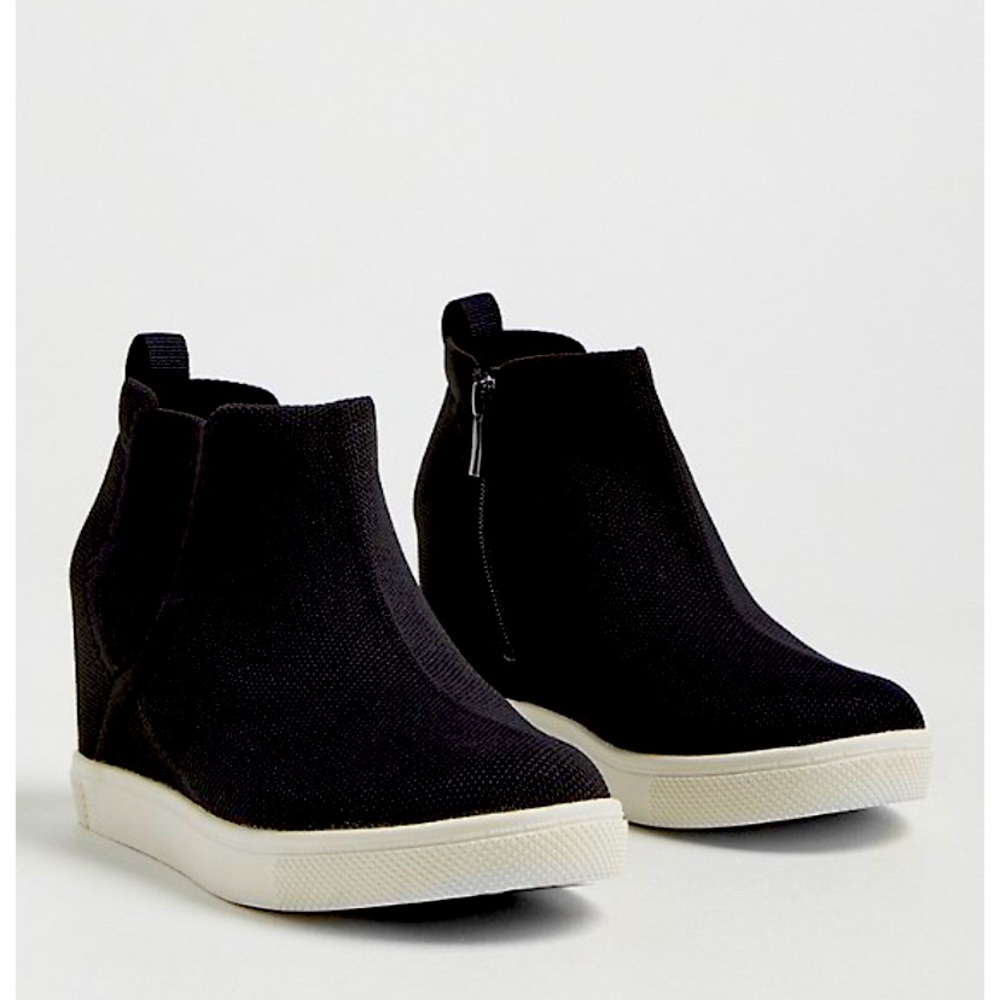 NEW IN BOX!! Torrid Sneaker Wedge black stretch knit (ww)6.5